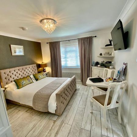 The Knightwood Oak A Luxury King Size En-Suite Space - Lymington New Forest With Totally Private Entrance - Key Box Entry - Free Parking & Private Outdoor Seating Area - Town ,Shops , Pubs & Solent Way Walking Distance & Complimentary Breakfast Items Экстерьер фото