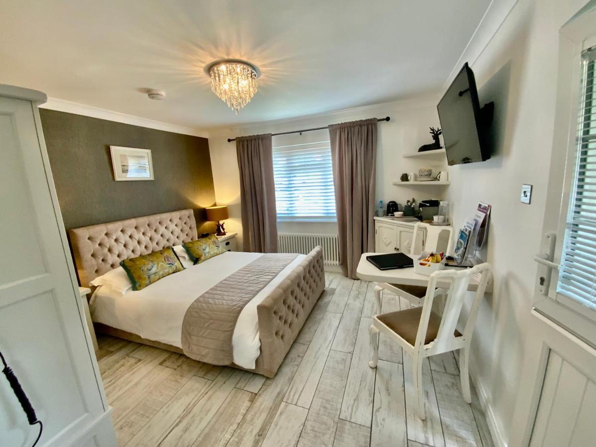 The Knightwood Oak A Luxury King Size En-Suite Space - Lymington New Forest With Totally Private Entrance - Key Box Entry - Free Parking & Private Outdoor Seating Area - Town ,Shops , Pubs & Solent Way Walking Distance & Complimentary Breakfast Items Экстерьер фото