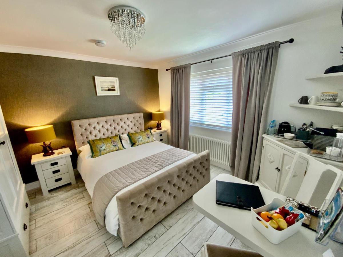 The Knightwood Oak A Luxury King Size En-Suite Space - Lymington New Forest With Totally Private Entrance - Key Box Entry - Free Parking & Private Outdoor Seating Area - Town ,Shops , Pubs & Solent Way Walking Distance & Complimentary Breakfast Items Экстерьер фото