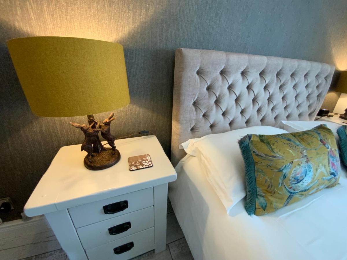 The Knightwood Oak A Luxury King Size En-Suite Space - Lymington New Forest With Totally Private Entrance - Key Box Entry - Free Parking & Private Outdoor Seating Area - Town ,Shops , Pubs & Solent Way Walking Distance & Complimentary Breakfast Items Экстерьер фото