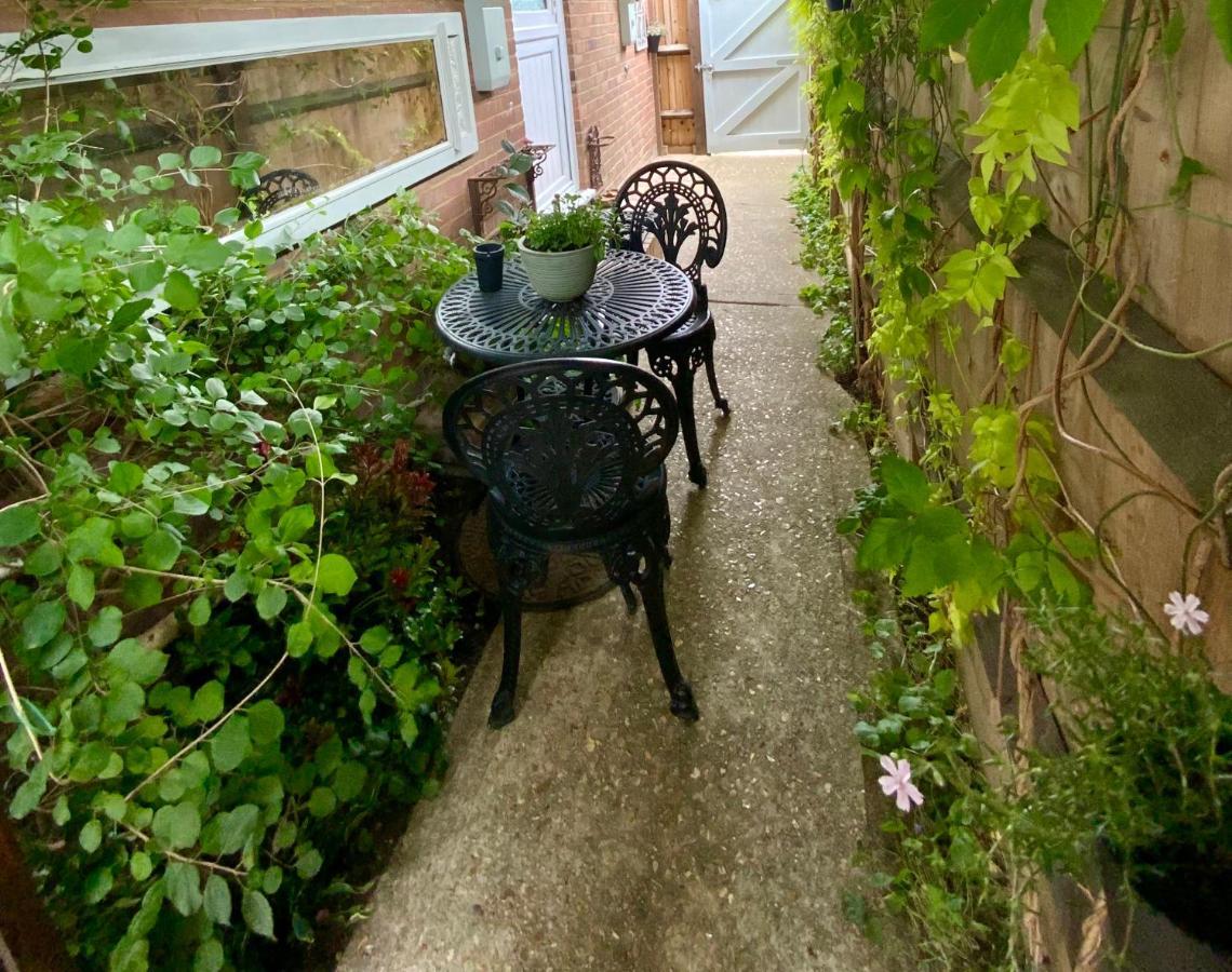 The Knightwood Oak A Luxury King Size En-Suite Space - Lymington New Forest With Totally Private Entrance - Key Box Entry - Free Parking & Private Outdoor Seating Area - Town ,Shops , Pubs & Solent Way Walking Distance & Complimentary Breakfast Items Экстерьер фото