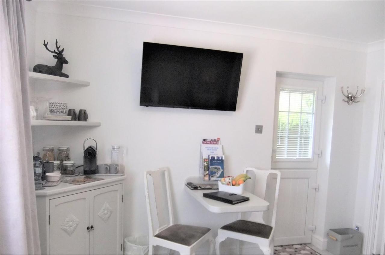 The Knightwood Oak A Luxury King Size En-Suite Space - Lymington New Forest With Totally Private Entrance - Key Box Entry - Free Parking & Private Outdoor Seating Area - Town ,Shops , Pubs & Solent Way Walking Distance & Complimentary Breakfast Items Экстерьер фото